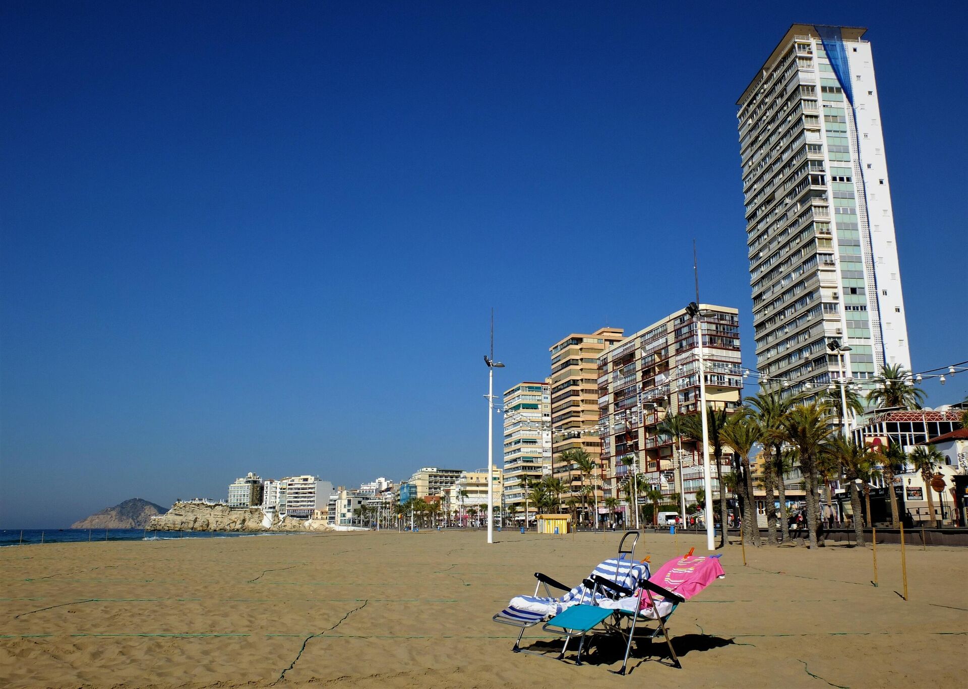 Una imagen de una playa de Benidorm en el mes de abril - Sputnik Mundo, 1920, 17.06.2021