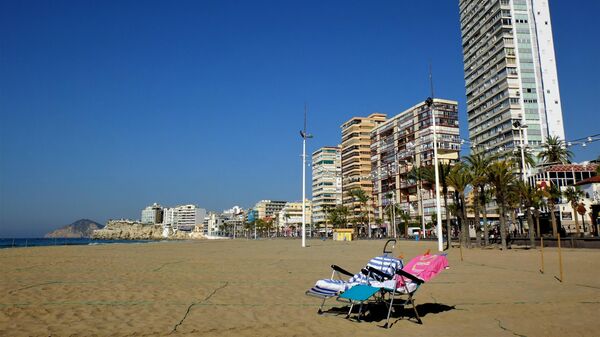 Una imagen de una playa de Benidorm en el mes de abril - Sputnik Mundo