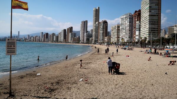 Una imagen de una playa de Benidorm en el mes de abril - Sputnik Mundo