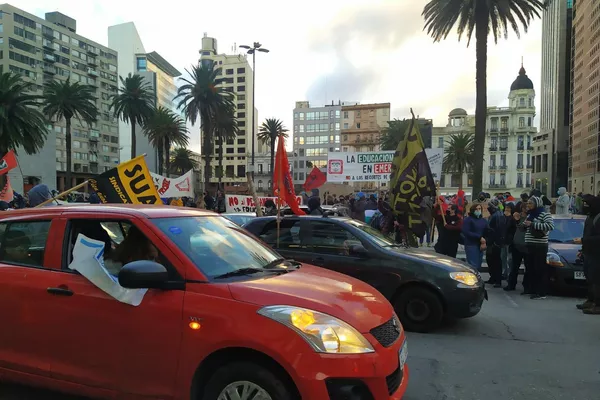 Sindicatos nucleados en la Plaza Independencia durante el paro general de junio de 2021 en Uruguay Sindicatos nucleados en la Plaza Independencia durante el paro general de junio de 2021 en Uruguay - Sputnik Mundo