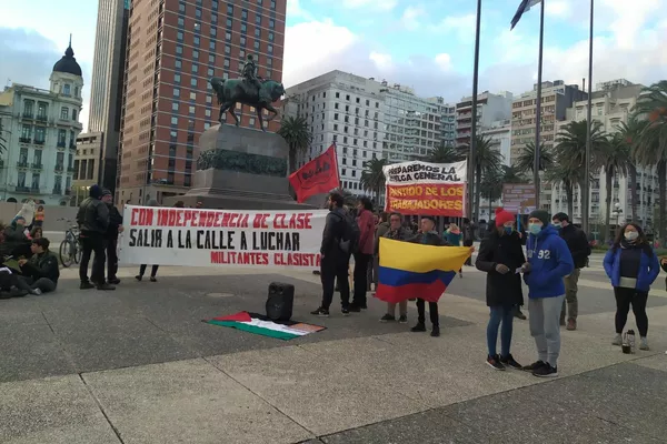 Manifestantes en la Plaza Independencia de Montevideo, Uruguay, durante el paro general de junio de 2021 Manifestantes en la Plaza Independencia de Montevideo, Uruguay, durante el paro general de junio de 2021 - Sputnik Mundo