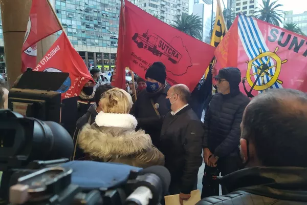 Dirigentes del PIT-CNT, la central sindical de Uruguay, antes de ingresar a la sede del Gobierno durante el paro general de junio de 2021 Dirigentes del PIT-CNT, la central sindical de Uruguay, antes de ingresar a la sede del Gobierno durante el paro general de junio de 2021 - Sputnik Mundo