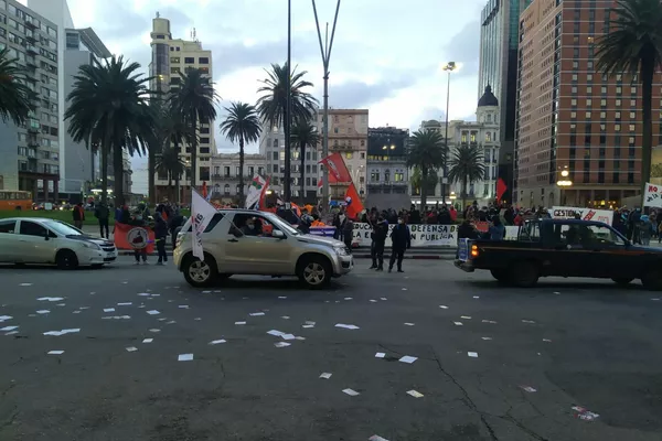 Sindicatos concentrados frente a la Torre Ejecutiva, sede del Gobierno de Uruguay, durante el paro general de junio de 2021 Sindicatos concentrados frente a la Torre Ejecutiva, sede del Gobierno de Uruguay, durante el paro general de junio de 2021 - Sputnik Mundo