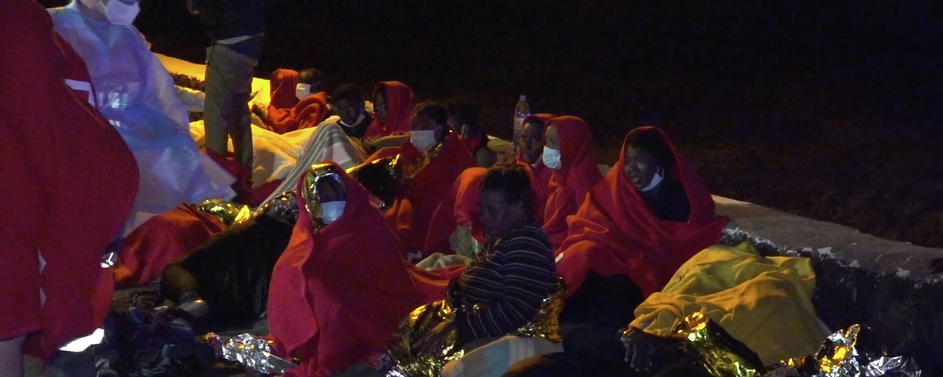  Migrantes rescatados de madrugada tras encallar su embarcación en Orzola, Lanzarote - Sputnik Mundo, 1920, 24.09.2021
