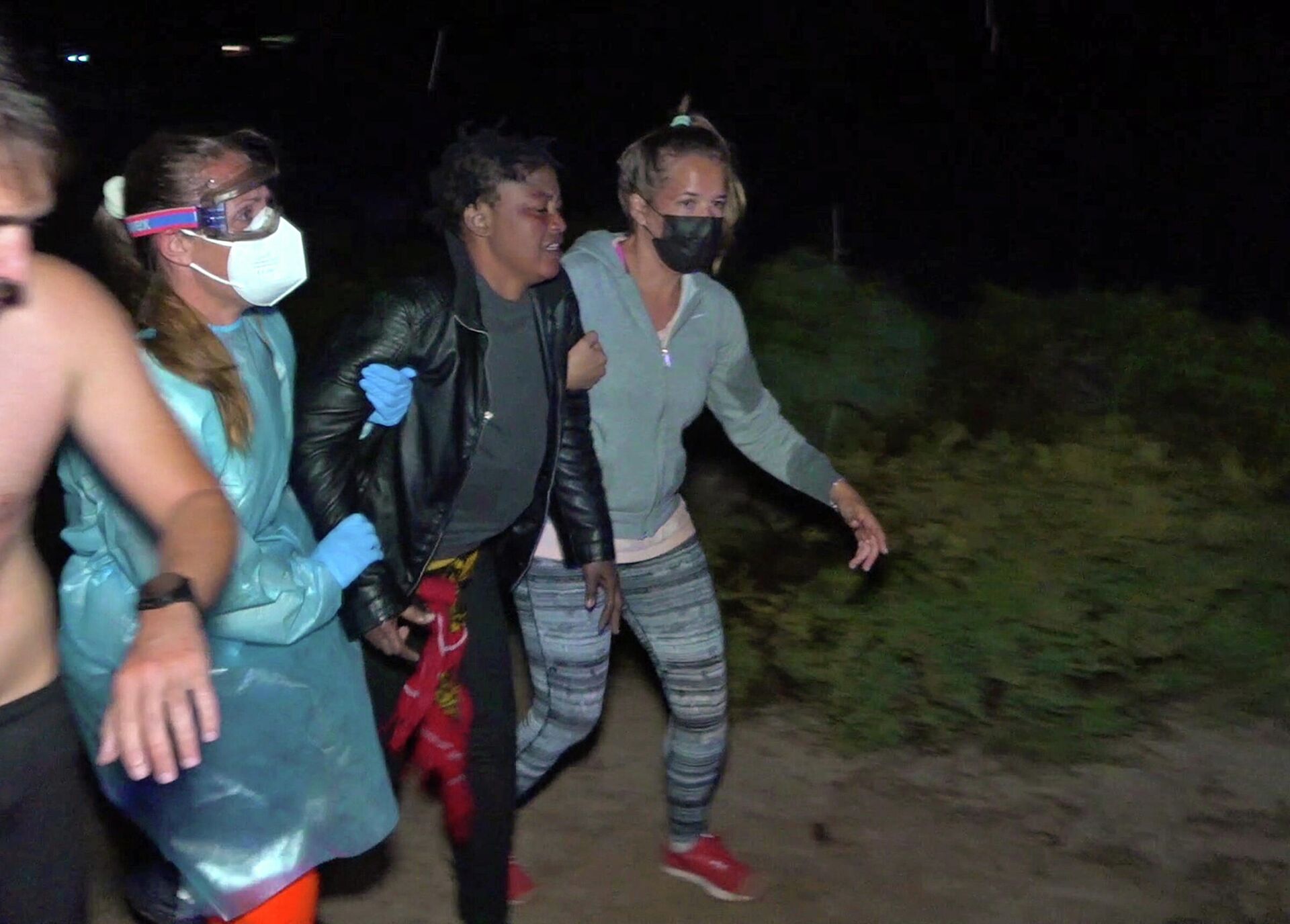 Los servicios de emergencias y vecinos ayudan a migrantes rescatados de madrugada tras encallar su embarcación en Órzola - Sputnik Mundo, 1920, 18.06.2021