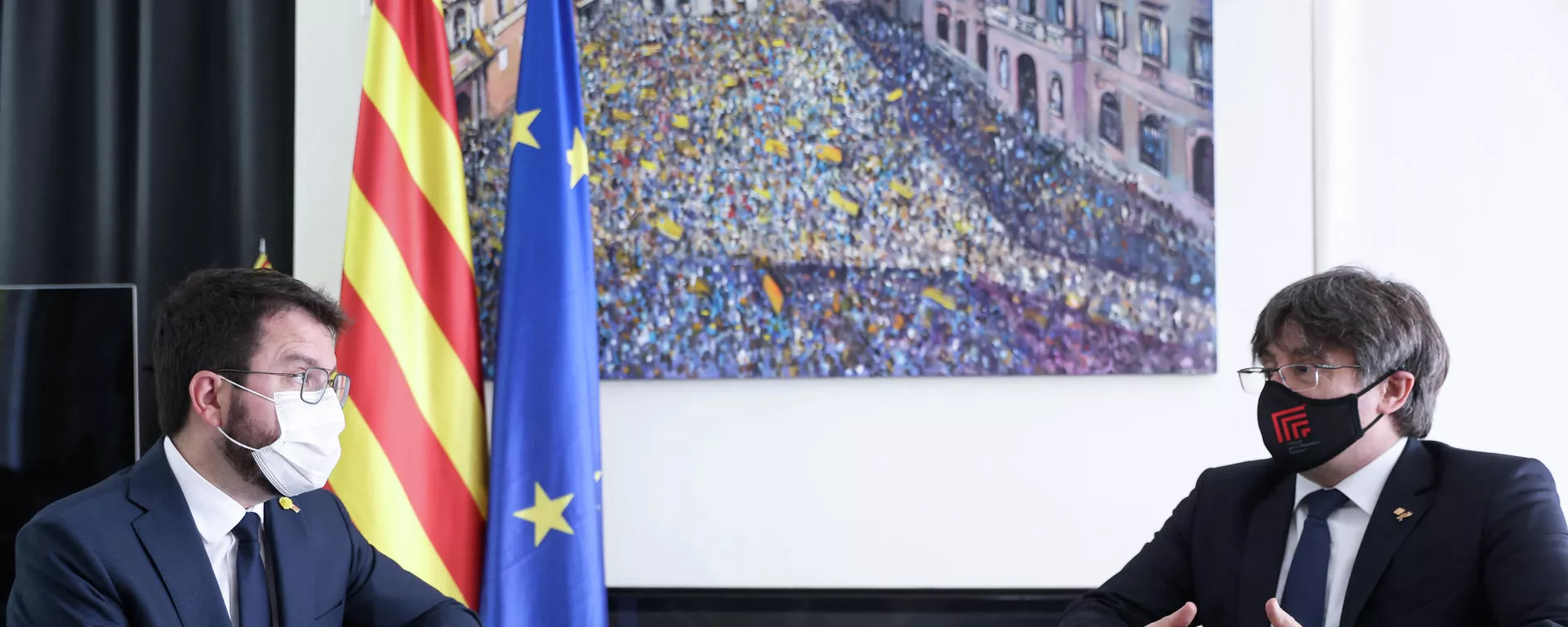 El presidente de la Generalitat de Cataluña, Pere Aragonès, y el expresidente catalán Carles Puigdemont - Sputnik Mundo, 1920, 18.06.2021