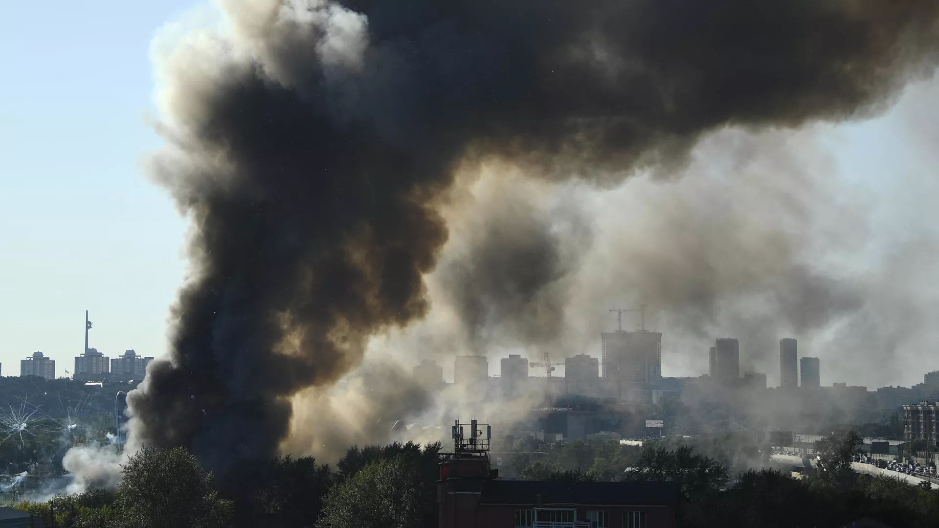 El incendio en un almacén de pirotecnia en el centro de Moscú El incendio en un almacén de pirotecnia en el centro de Moscú - Sputnik Mundo, 1920, 19.06.2021