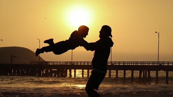 Un padre con su hijo - Sputnik Mundo