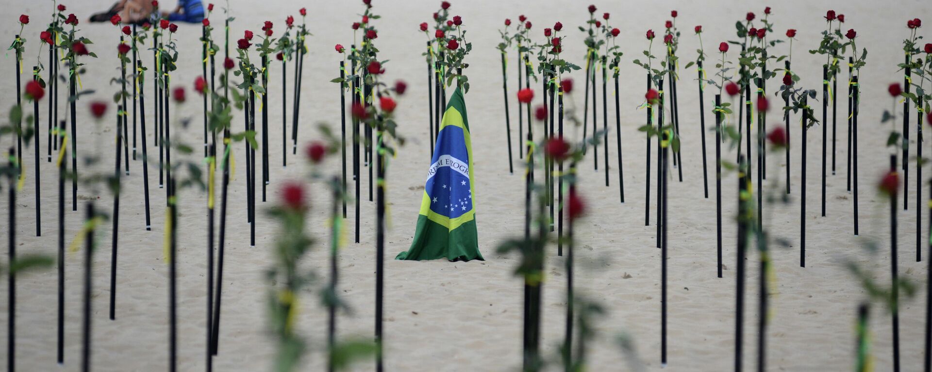 La playa de Copacabana recuerda al medio millón de muertos por el coronavirus en Brasil La playa de Copacabana recuerda al medio millón de muertos por el coronavirus en Brasil - Sputnik Mundo, 1920, 20.06.2021