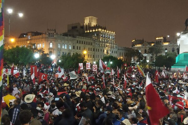 Acto en la Plaza San Martín en respaldo a Pedro Castillo - Sputnik Mundo
