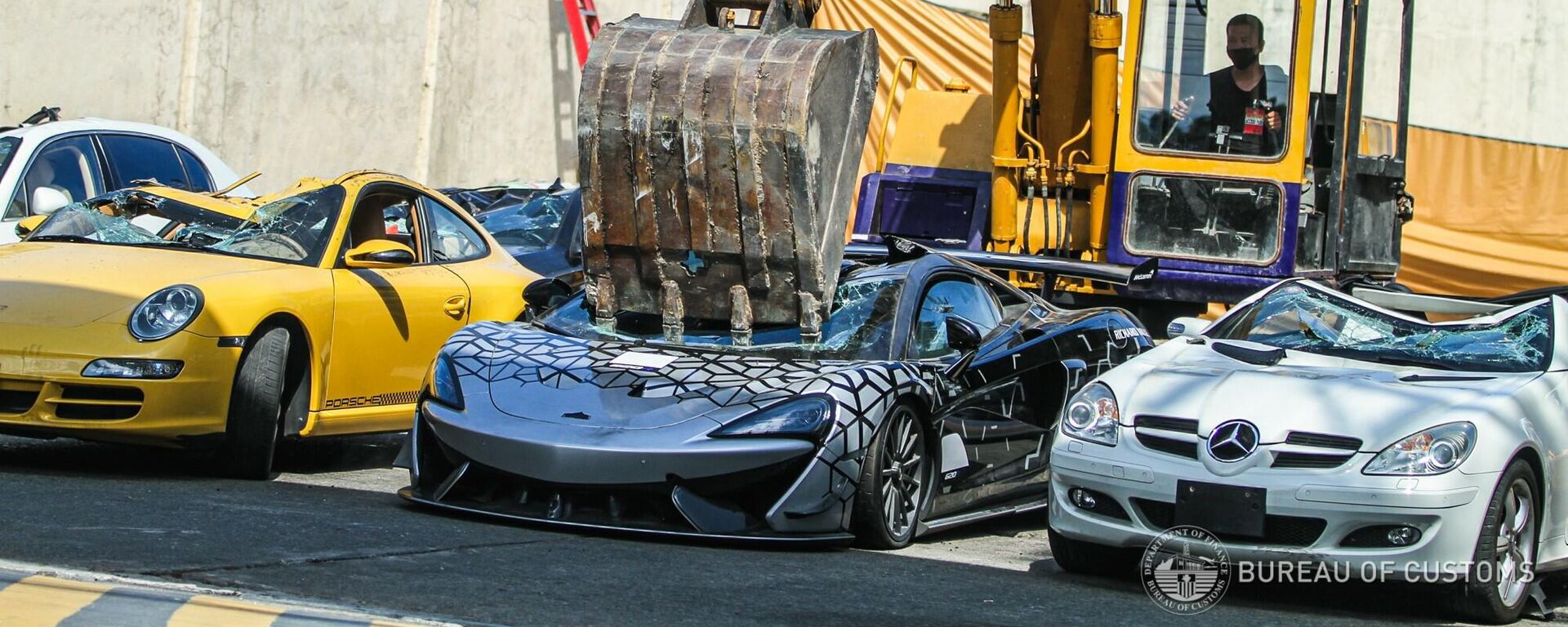 La Oficina de Aduanas de Filipinas destruye un McLaren 620R de contrabando - Sputnik Mundo, 1920, 20.06.2021