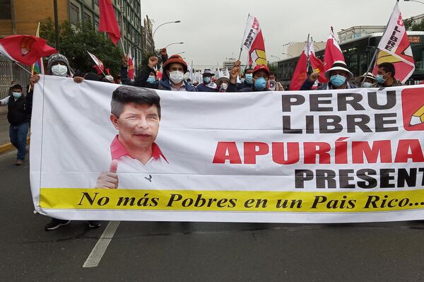 Movilización en defensa de la democracia y la victoria de Castillo - Sputnik Mundo