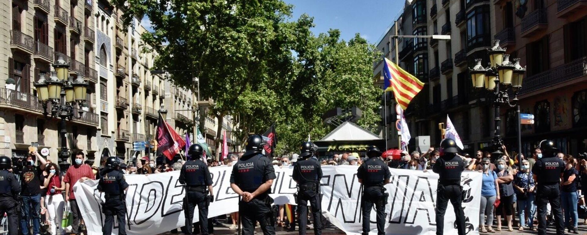 Independentistas catalanes protestan contra la visita del presidente del Gobierno español, Pedro Sánchez Independentistas catalanes protestan contra la visita del presidente del Gobierno español, Pedro Sánchez - Sputnik Mundo, 1920, 21.06.2021