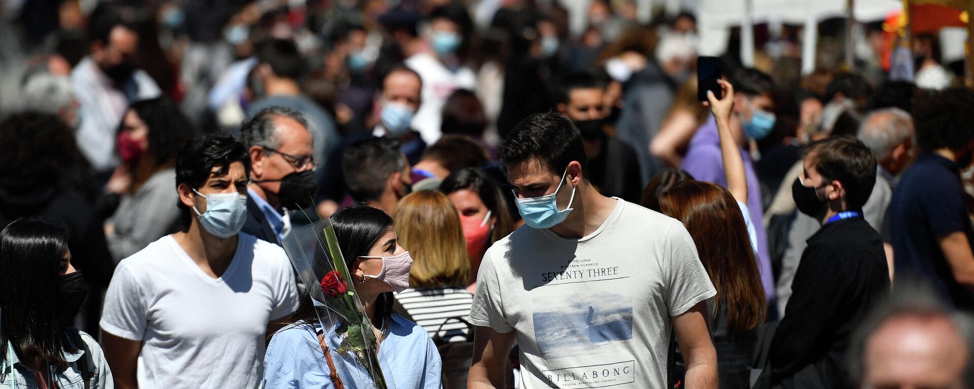 Multitud con mascarilla en Barcelona durante el día de Sant Jordi - Sputnik Mundo, 1920, 21.06.2021