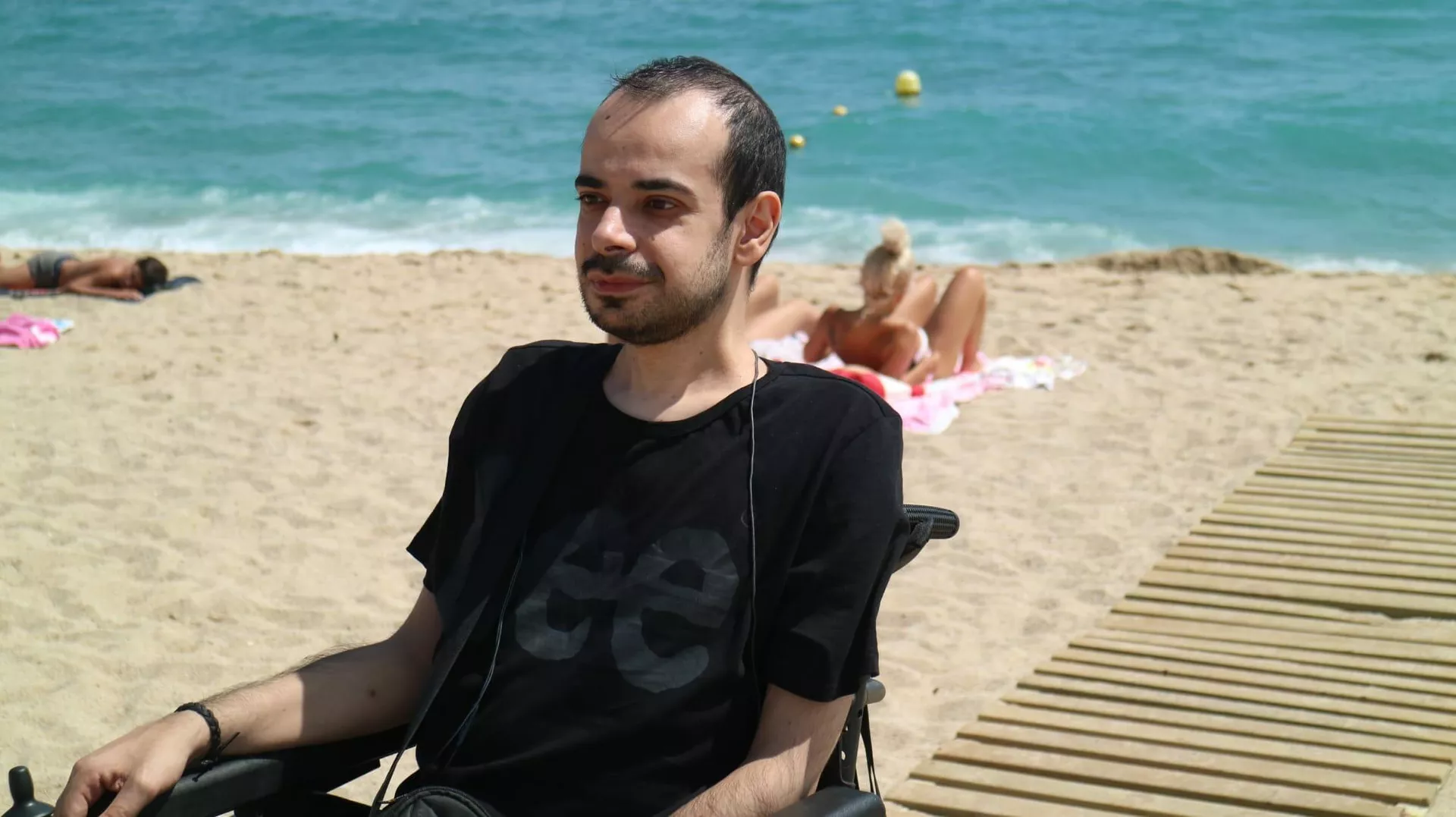 Antonio Castillejo, persona con diversidad funcional, en la playa de Barcelona Antonio Castillejo, persona con diversidad funcional, en la playa de Barcelona - Sputnik Mundo, 1920, 21.06.2021