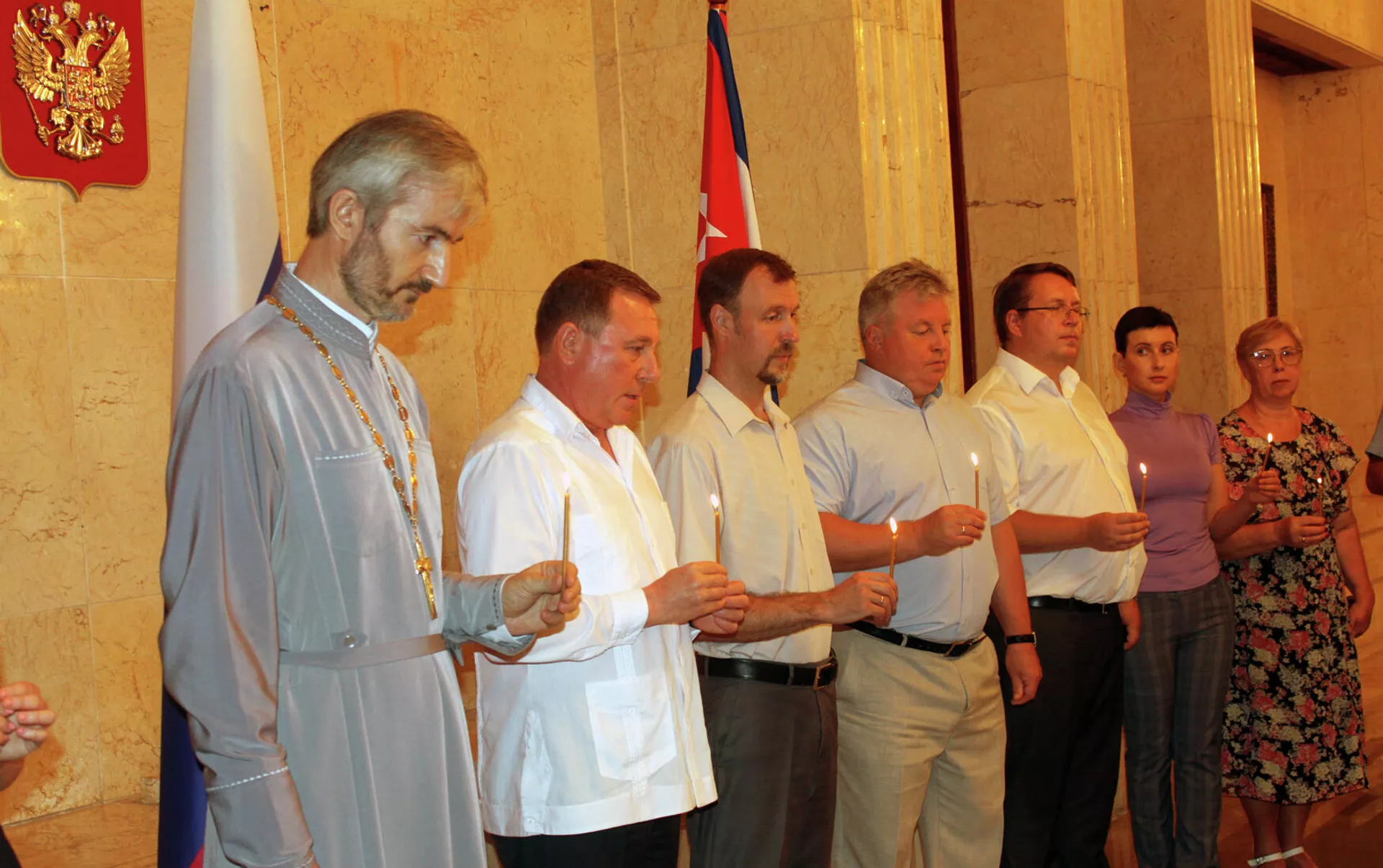 El sacerdote Sava Gaglóev, párroco de la Catedral Ortodoxa Rusa del Ícono de Nuestra Señora de Kazán, en La Habana, junto al embajador ruso en Cuba, Andrei Guskov y otros funcionarios El sacerdote Sava Gaglóev, párroco de la Catedral Ortodoxa Rusa del Ícono de Nuestra Señora de Kazán, en La Habana, junto al embajador ruso en Cuba, Andrei Guskov y otros funcionarios - Sputnik Mundo, 1920, 22.06.2021