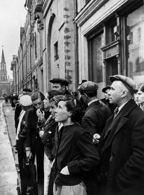 El 22 de junio al mediodía, todo el país escuchaba ya el mensaje radiofónico del entonces comisario de Asuntos Internos, Viacheslav Mólotov, sobre el ataque de Alemania.En la foto: los moscovitas escuchan el mensaje sobre la invasión nazi en la URSS, el 22 de junio de 1941. El 22 de junio al mediodía, todo el país escuchaba ya el mensaje radiofónico del entonces comisario de Asuntos Internos, Viacheslav Mólotov, sobre el ataque de Alemania.En la foto: los moscovitas escuchan el mensaje sobre la invasión nazi en la URSS, el 22 de junio de 1941. - Sputnik Mundo