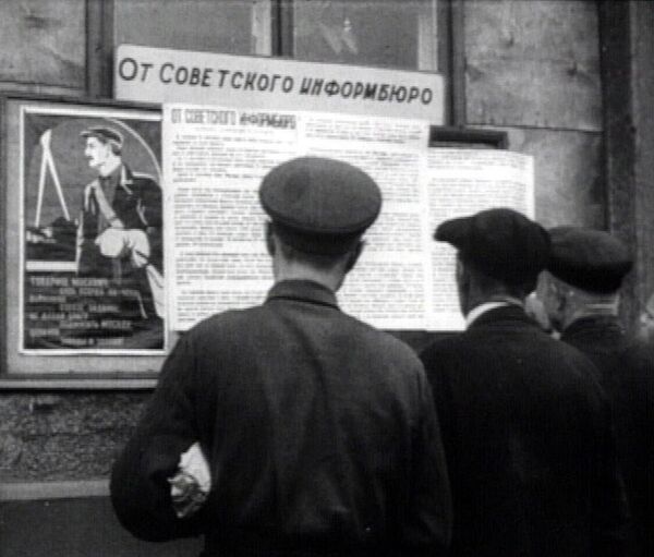 Dos días después del inicio de la guerra, el 24 de junio de 1941, fue creada la Oficina Soviética de Información. Era la encargada de informar al pueblo de las noticias urgentes sobre la situación en el frente. Dos días después del inicio de la guerra, el 24 de junio de 1941, fue creada la Oficina Soviética de Información. Era la encargada de informar al pueblo de las noticias urgentes sobre la situación en el frente. - Sputnik Mundo