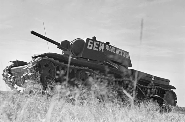Una columna de tanques parte al frente. Moscú, junio de 1941. Una columna de tanques parte al frente. Moscú, junio de 1941. - Sputnik Mundo