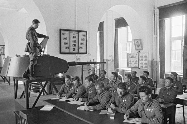 Según el plan de la Alemania nazi, que fue bautizado como Operación de Barbarroja, la guerra tendría que terminar antes de las lluvias de otoño, ya que el fango dificultaría su avance.En la foto: los graduados de una academia militar en Moscú en junio de 1941. Según el plan de la Alemania nazi, que fue bautizado como Operación de Barbarroja, la guerra tendría que terminar antes de las lluvias de otoño, ya que el fango dificultaría su avance.En la foto: los graduados de una academia militar en Moscú en junio de 1941. - Sputnik Mundo