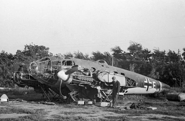 La guerra, dura y sangrienta, duró 1.418 días. Terminó el 9 de mayo de 1945 con la derrota completa de los nazis.En la foto: uno de los primeros aviones alemanes derribado cerca de Odesa, el 1 de julio de 1941. La guerra, dura y sangrienta, duró 1.418 días. Terminó el 9 de mayo de 1945 con la derrota completa de los nazis.En la foto: uno de los primeros aviones alemanes derribado cerca de Odesa, el 1 de julio de 1941. - Sputnik Mundo