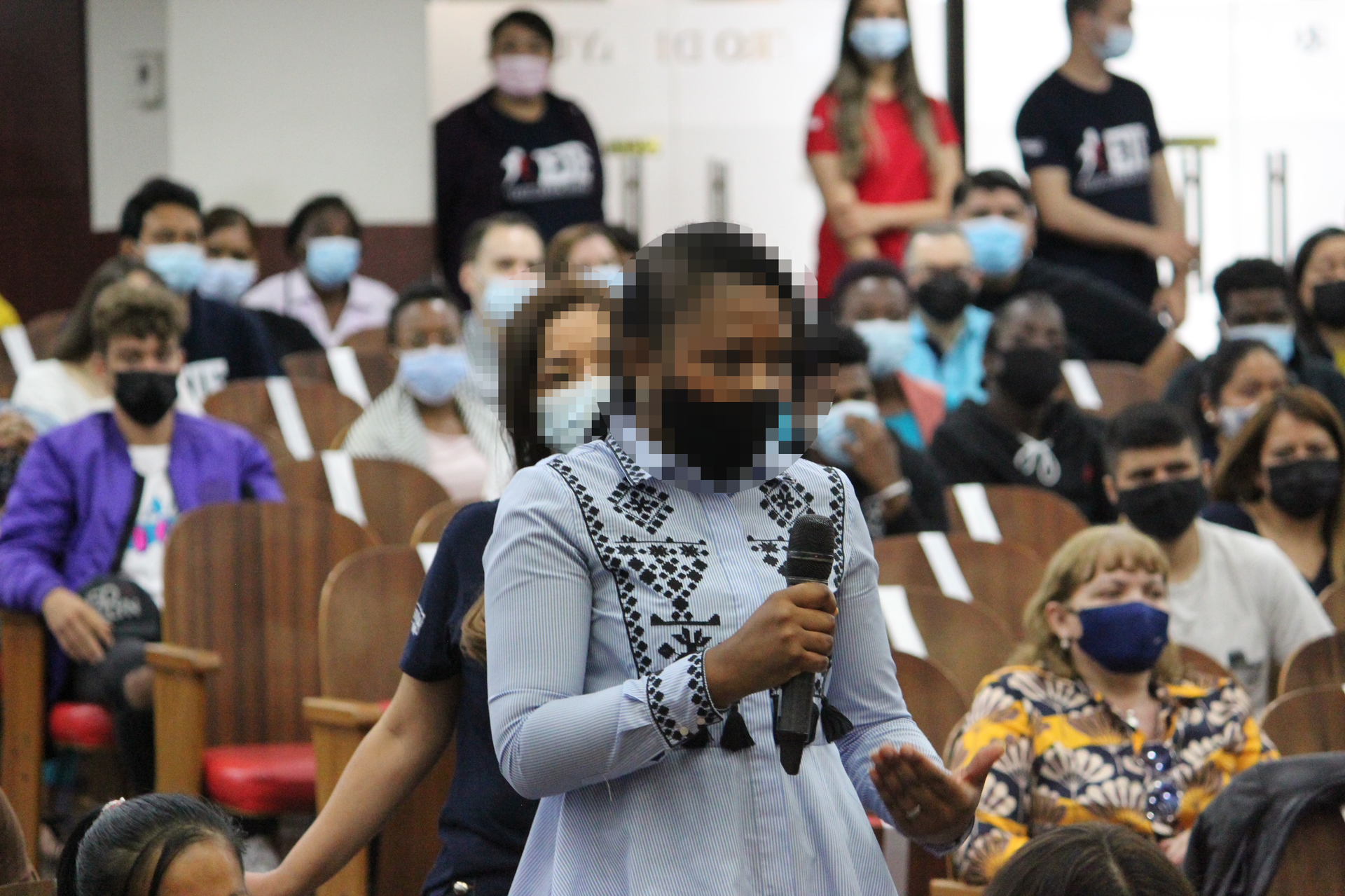 Asistente pregunta a expandilleros de bandas latinas en el Centro de Ayuda Cristiano de Madrid - Sputnik Mundo, 1920, 22.06.2021