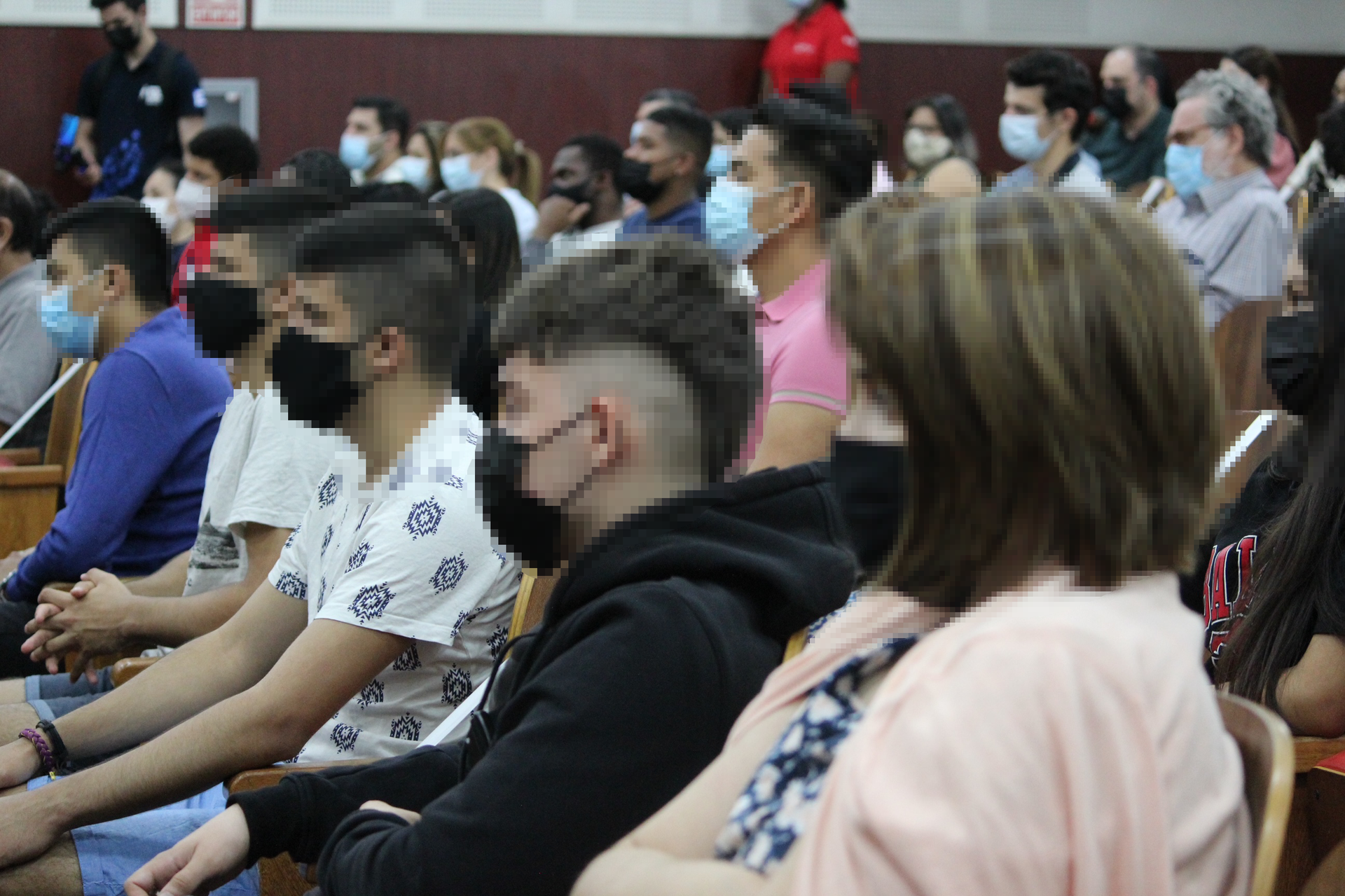 Asistentes a la ponencia de un expandillero en el Centro de Ayuda Cristiano de Madrid - Sputnik Mundo, 1920, 22.06.2021