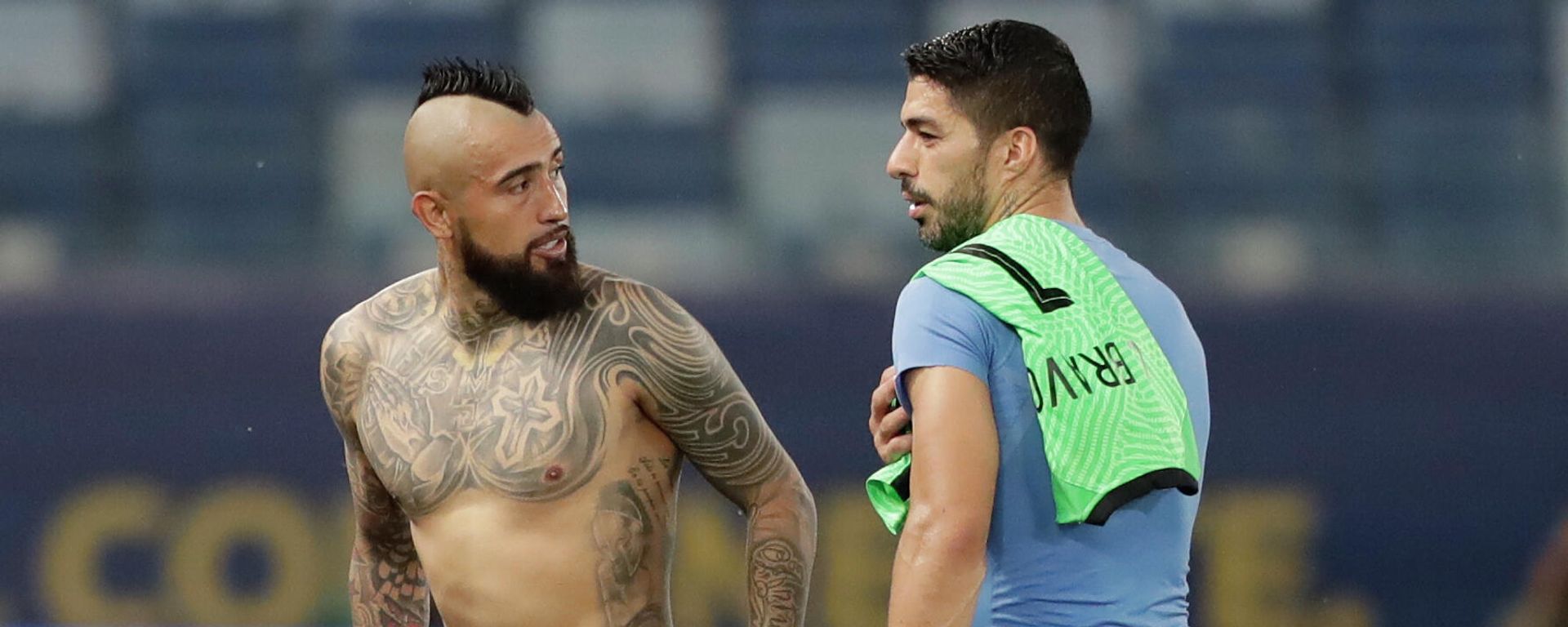 El futbolista chileno Arturo Vidal y el uruguayo Luis Suárez hablan luego de un partido entre Chile y Uruguay por la Copa América 2021 - Sputnik Mundo, 1920, 22.06.2021