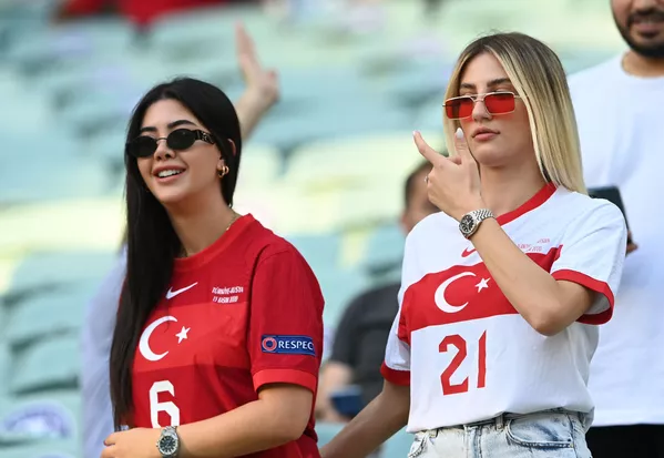 Hinchas turcas antes del partido de la fase de grupos entre las selecciones de Turquía y Gales en Bakú, Azerbaiyán. Gales obtuvo la victoria con un marcador 2-0. Hinchas turcas antes del partido de la fase de grupos entre las selecciones de Turquía y Gales en Bakú, Azerbaiyán. Gales obtuvo la victoria con un marcador 2-0. - Sputnik Mundo