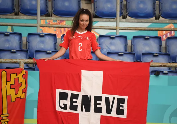 Fanática suiza antes del partido de la fase de grupos de la Eurocopa 2020 entre las selecciones de Italia y Suiza en el Estadio Olímpico de Roma, que finalizó con una victoria 3-0 para los italianos. Fanática suiza antes del partido de la fase de grupos de la Eurocopa 2020 entre las selecciones de Italia y Suiza en el Estadio Olímpico de Roma, que finalizó con una victoria 3-0 para los italianos. - Sputnik Mundo