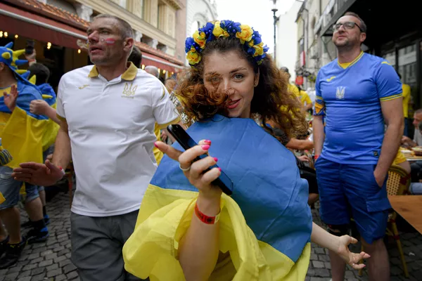 Hincha ucraniana antes del partido de la fase de grupos de la Euro 2020 entre las selecciones de Ucrania y Austria en Bucarest, que terminó con la victoria de la selección austriaca 1-0. Hincha ucraniana antes del partido de la fase de grupos de la Euro 2020 entre las selecciones de Ucrania y Austria en Bucarest, que terminó con la victoria de la selección austriaca 1-0. - Sputnik Mundo