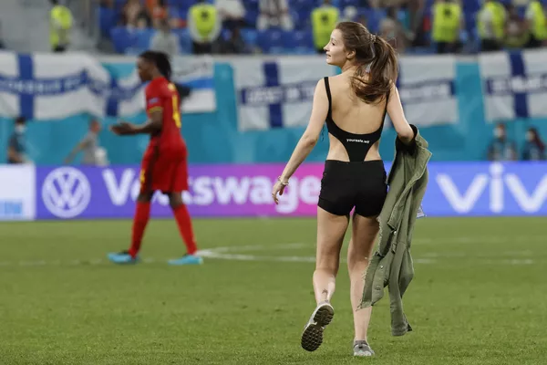 Una espectadora ingresa al campo durante el partido de la fase de grupos de la Eurocopa 2020 entre las selecciones de Finlandia y Bélgica en San Petersburgo, en el que los belgas ganaron 2-0. Una espectadora ingresa al campo durante el partido de la fase de grupos de la Eurocopa 2020 entre las selecciones de Finlandia y Bélgica en San Petersburgo, en el que los belgas ganaron 2-0. - Sputnik Mundo