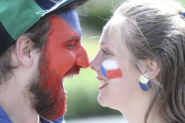 Hinchas checos posan tras un empate 1-1 entre la República Checa y Croacia en Glasgow en un partido de la fase de grupos de la Euro 2020. - Sputnik Mundo