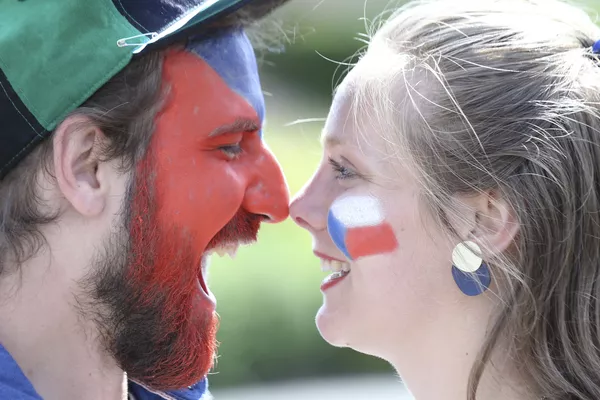 Hinchas checos posan tras un empate 1-1 entre la República Checa y Croacia en Glasgow en un partido de la fase de grupos de la Euro 2020. Hinchas checos posan tras un empate 1-1 entre la República Checa y Croacia en Glasgow en un partido de la fase de grupos de la Euro 2020. - Sputnik Mundo