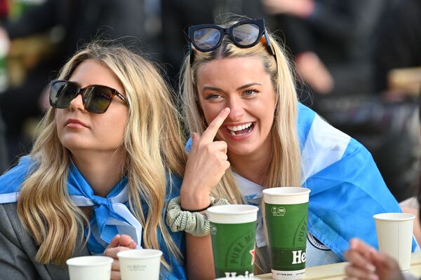 Fanáticas escocesas en la &#x27;fan zone&#x27; de Glasgow, durante el partido de la fase de grupos de la Eurocopa 2020 entre Inglaterra y Escocia. - Sputnik Mundo