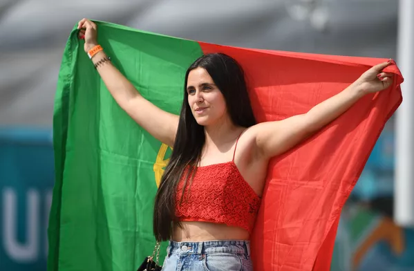 Aficionada portuguesa durante el partido de la fase de grupos de la Eurocopa 2020 entre las selecciones de Portugal y Alemania en Múnich, que terminó con una victoria 4-2 para Alemania. Aficionada portuguesa durante el partido de la fase de grupos de la Eurocopa 2020 entre las selecciones de Portugal y Alemania en Múnich, que terminó con una victoria 4-2 para Alemania. - Sputnik Mundo