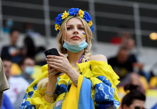 Aficionada ucraniana durante el partido de la fase de grupos de la Eurocopa 2020 entre las selecciones de Ucrania y Macedonia del Norte en Bucarest, que terminó con una victoria de 2-1 para los ucranianos. Aficionada ucraniana durante el partido de la fase de grupos de la Eurocopa 2020 entre las selecciones de Ucrania y Macedonia del Norte en Bucarest, que terminó con una victoria de 2-1 para los ucranianos. - Sputnik Mundo