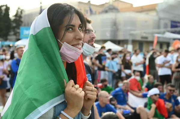Fan italiana en la Piazza del Popolo durante el partido de la fase de grupos de la Euro 2020 entre Italia y Gales, que los italianos ganaron. Fan italiana en la Piazza del Popolo durante el partido de la fase de grupos de la Euro 2020 entre Italia y Gales, que los italianos ganaron. - Sputnik Mundo