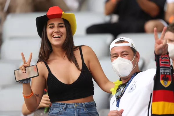 Hincha alemana antes del partido de la fase de grupos de la Eurocopa 2020 entre las selecciones de Alemania y Portugal en Múnich, que finalizó con una victoria 4-2 para los jugadores alemanes. Hincha alemana antes del partido de la fase de grupos de la Eurocopa 2020 entre las selecciones de Alemania y Portugal en Múnich, que finalizó con una victoria 4-2 para los jugadores alemanes. - Sputnik Mundo