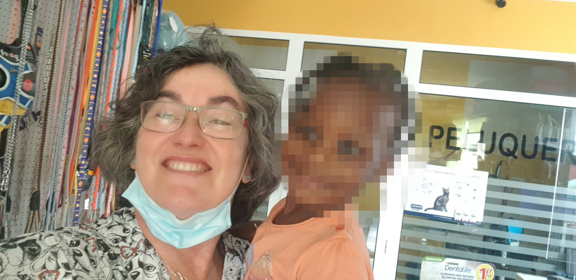 Fátima Peláez al día siguiente del suceso junto a la niña rescatada del perro  - Sputnik Mundo, 1920, 23.06.2021