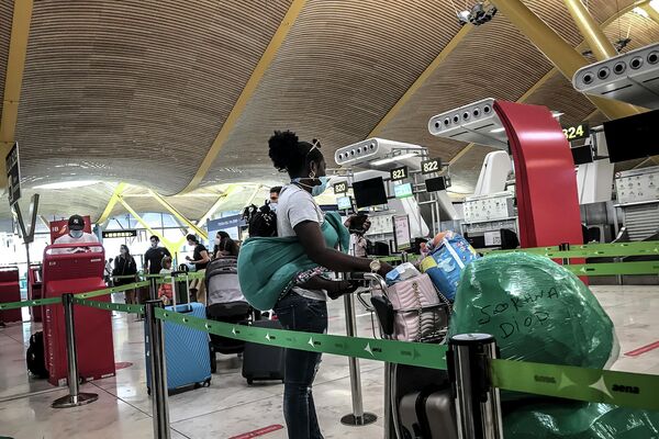Imagen del aeropuerto de Madrid en agosto de 2020 - Sputnik Mundo