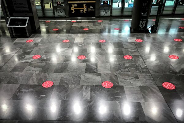 Suelo del aeropuerto de Barajas durante el confinamiento - Sputnik Mundo