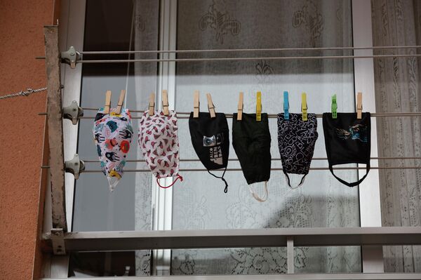 Mascarillas tendidas en un balcón de Madrid - Sputnik Mundo