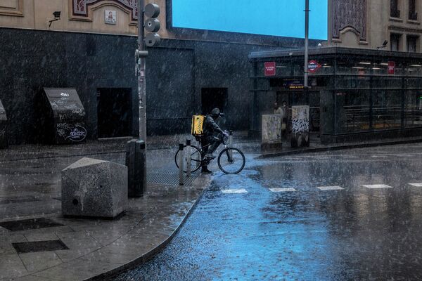 Un repartidor en el centro de Madrid - Sputnik Mundo