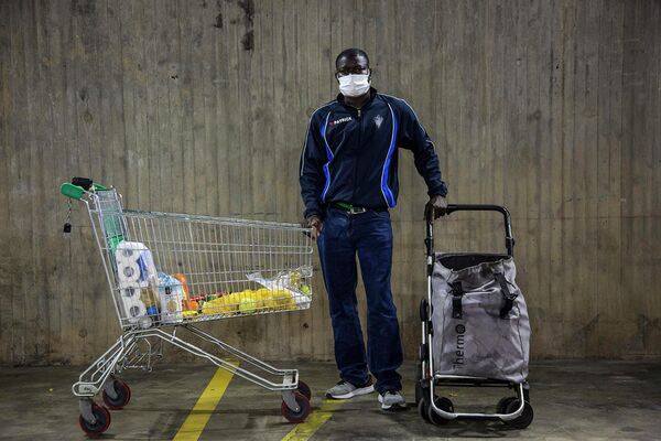 Un asistente a un reparto de comida en Badalona (Barcelona) - Sputnik Mundo