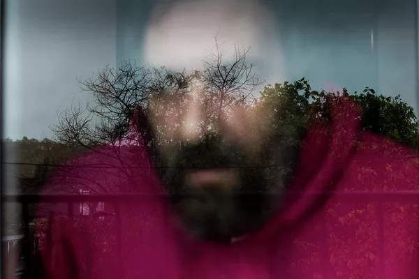 Un hombre de 47 años con problemas de salud mental asomado a su ventana de Barcelona - Sputnik Mundo