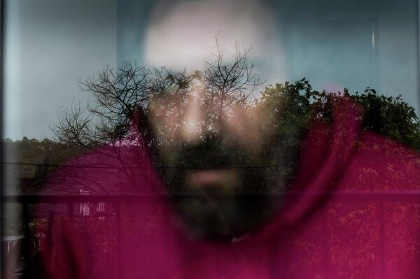 Un hombre de 47 años con problemas de salud mental asomado a su ventana de Barcelona - Sputnik Mundo