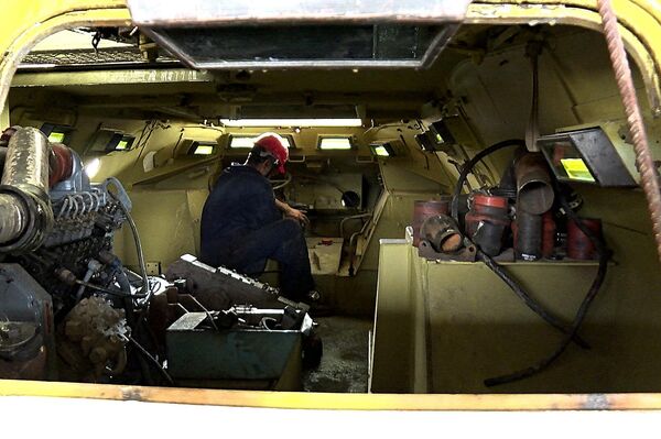 Reparación de vehículos blindados en Venezuela - Sputnik Mundo