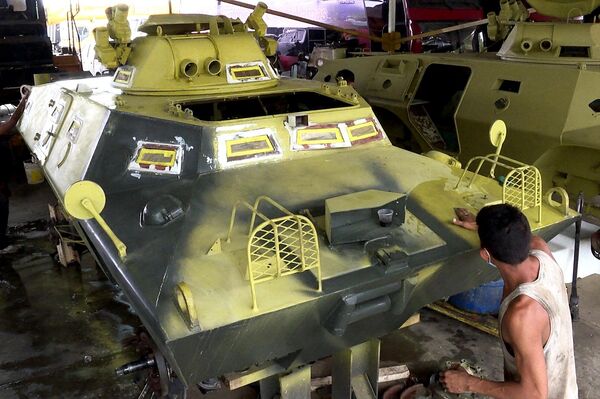Reparación de vehículos blindados en Venezuela - Sputnik Mundo