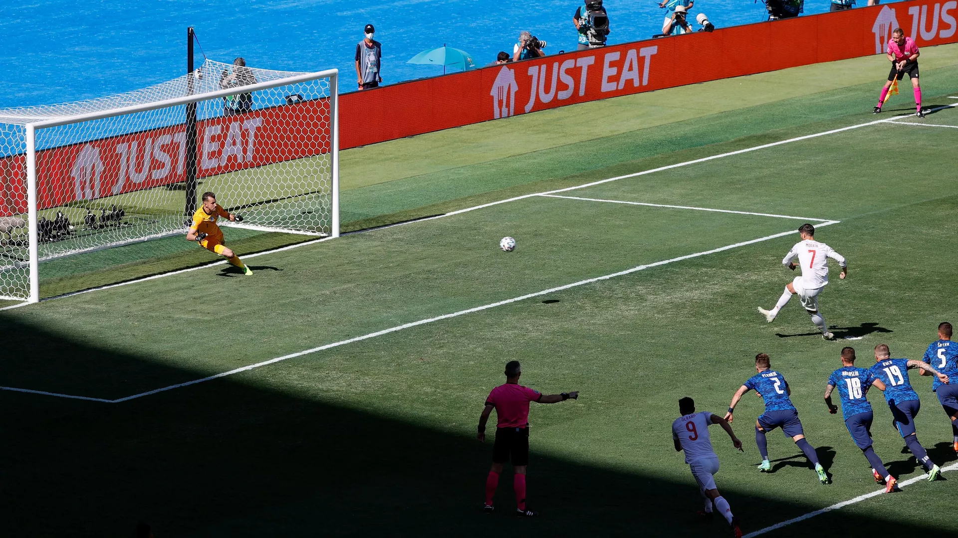 Momento en que el jugador español Álvaro Morata tira un penalti contra Eslovaquia Momento en que el jugador español Álvaro Morata tira un penalti contra Eslovaquia - Sputnik Mundo, 1920, 24.06.2021